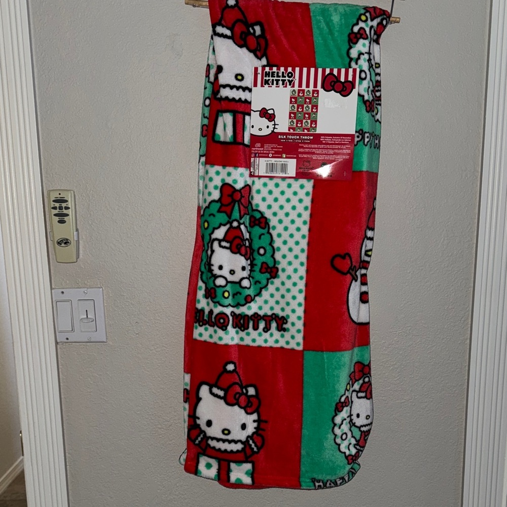 HELLO KITTY HOLIDAY HUGS THROW (FIRM PRICE)
